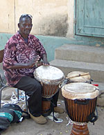Meesterdrummer Modou Xoule geeft les in Dakar, Senegal